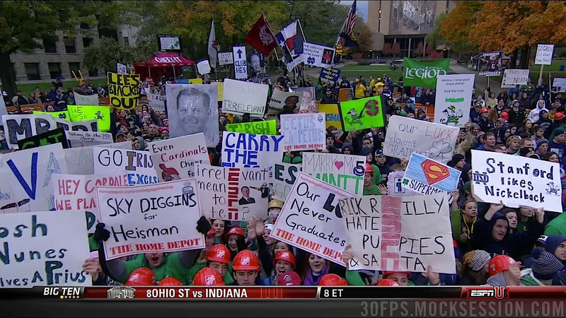 Illustration for article titled Eifert Tower! Your Roundup Of The Best Signs Behind The College Gameday Crew, Plus Lee Corso Dressed As A Leprechaun